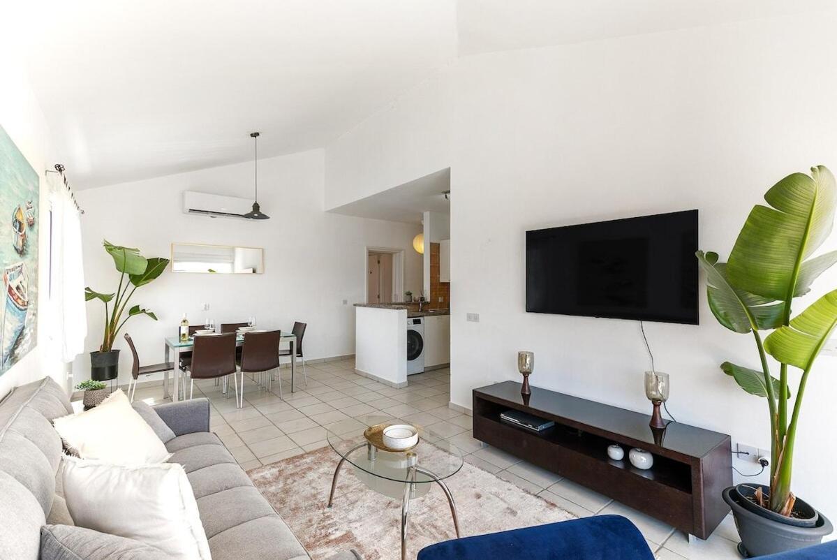 Limnaria Gardens Beautiful Apartment By Vichy Paphos Bagian luar foto
