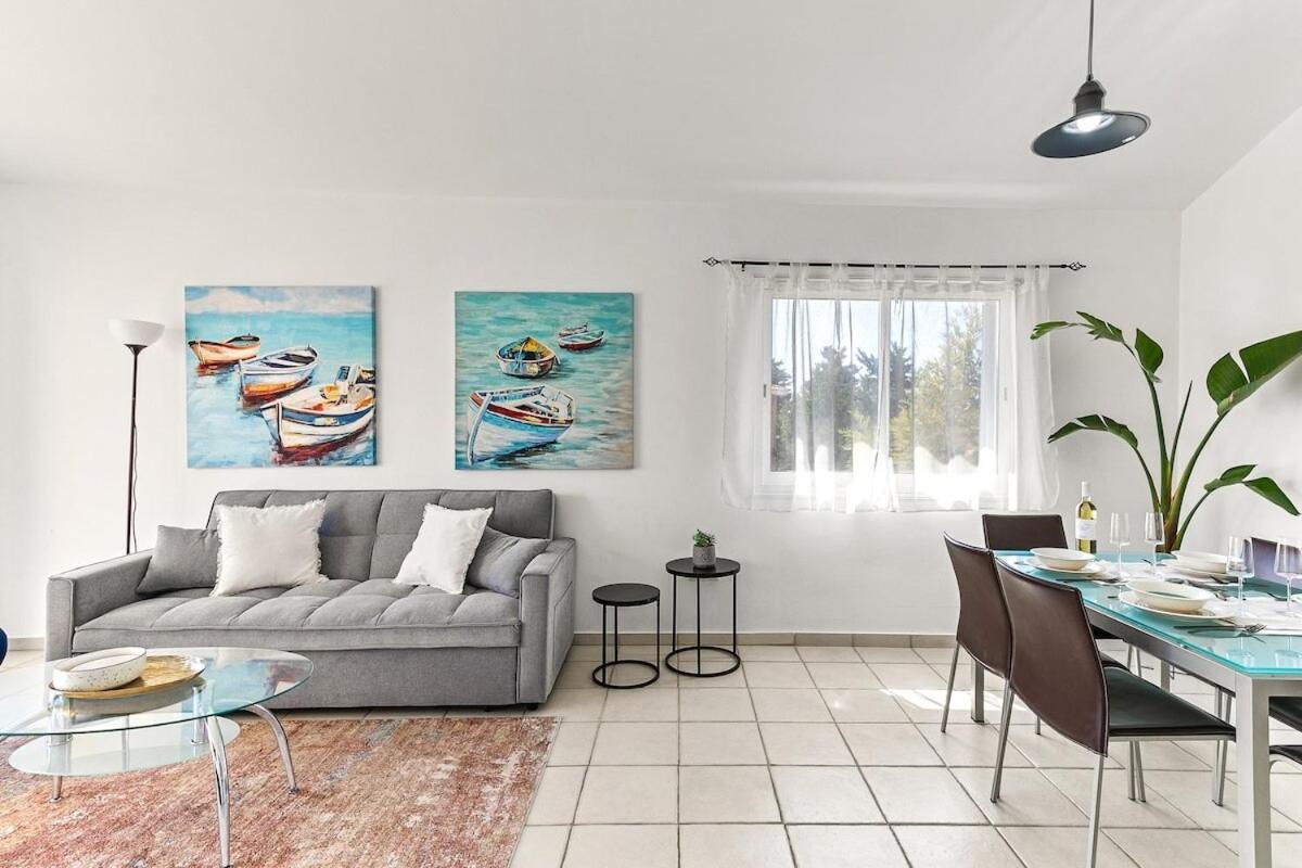 Limnaria Gardens Beautiful Apartment By Vichy Paphos Bagian luar foto