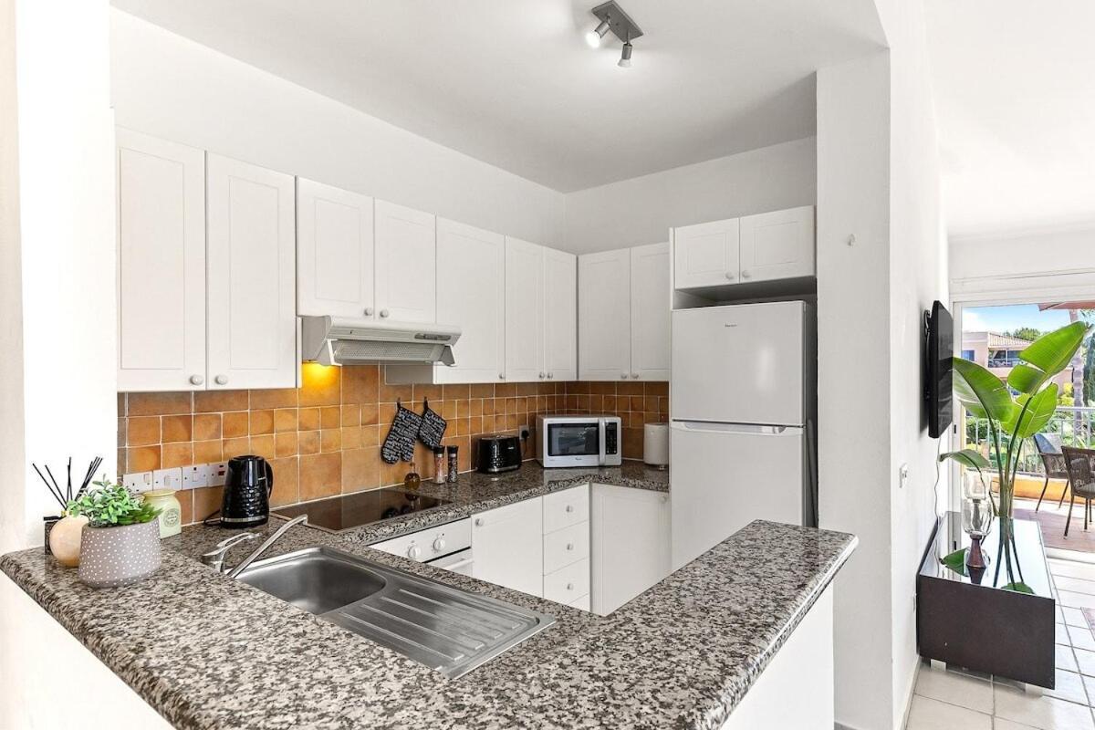 Limnaria Gardens Beautiful Apartment By Vichy Paphos Bagian luar foto